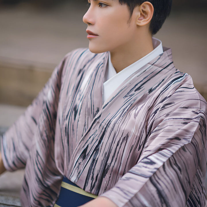 Homme portant un kimono à rayures. Vêtements japonais traditionnels à vendre dans notre boutique.