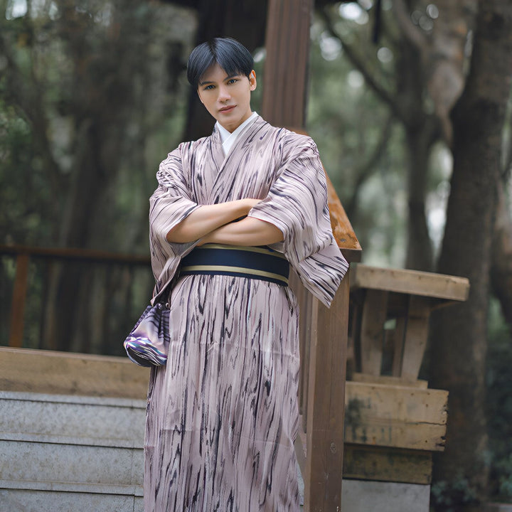Homme portant un kimono traditionnel japonais à motifs abstraits rose et noir. Kimono authentique et élégant en vente.