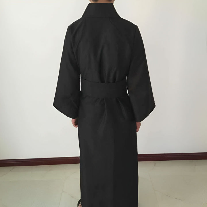 Dos d'une personne portant un kimono noir traditionnel avec une ceinture assortie. Vente de kimonos.