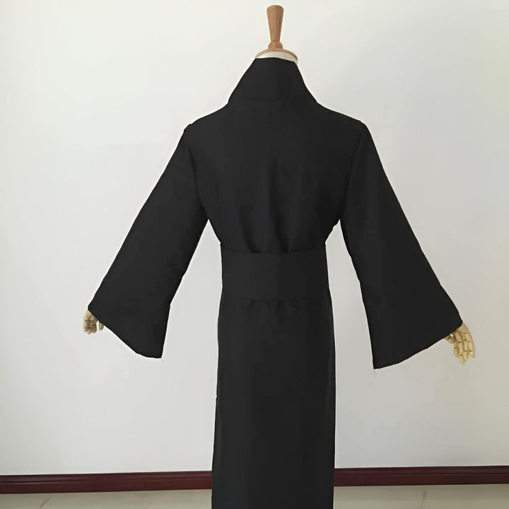 Vue arrière d'un kimono noir sur un mannequin. Vêtements japonais traditionnels en vente.