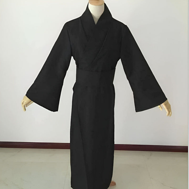 Kimono noir traditionnel avec ceinture, manches larges et col croisé. Vêtement japonais élégant.